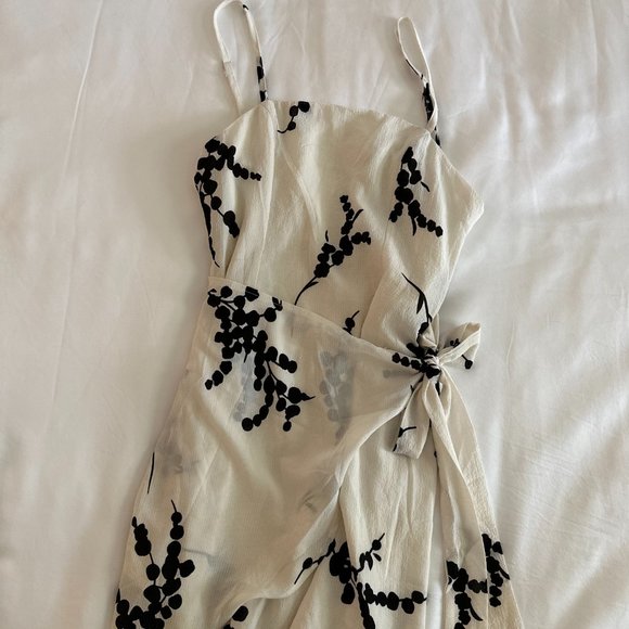 Selfie Leslie Floral Wrap Mini Dress in White/Black - Picture 5 of 10